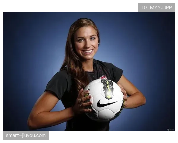 亚历克斯·摩根比赛完直接去接娃，这妈当得也太飒了吧