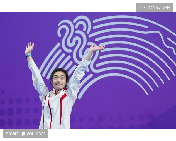 昌雅妮跳水后回家连沙发都不坐，地板擦得能反光